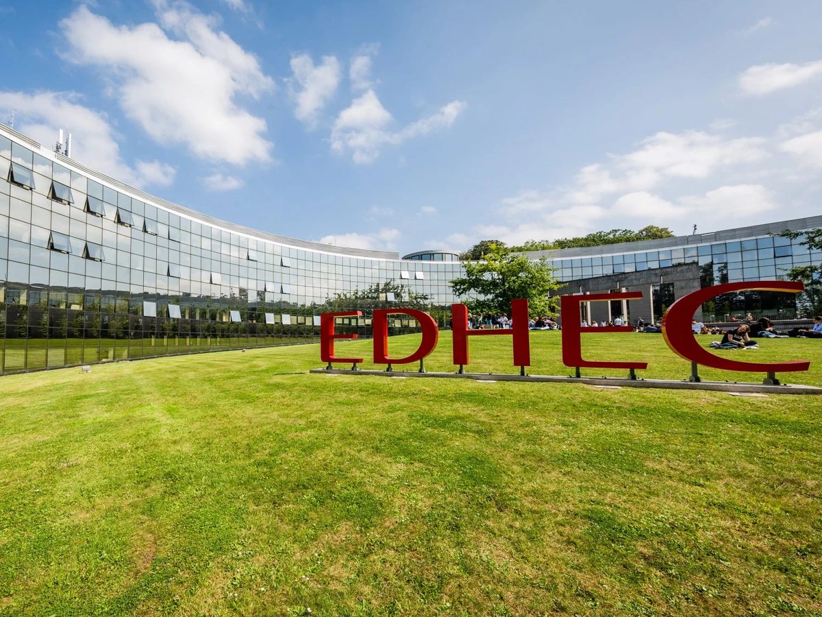 Le campus de l’EDHEC à Lille : bâtiment de verre incurvé et grandes lettres EDHEC sur la pelouse